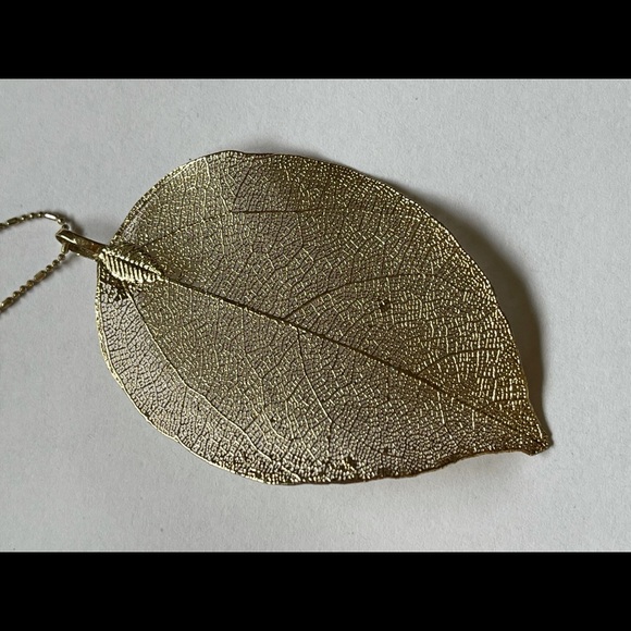 Elegant long leaf Dynamite Necklace - Picture 5 of 8